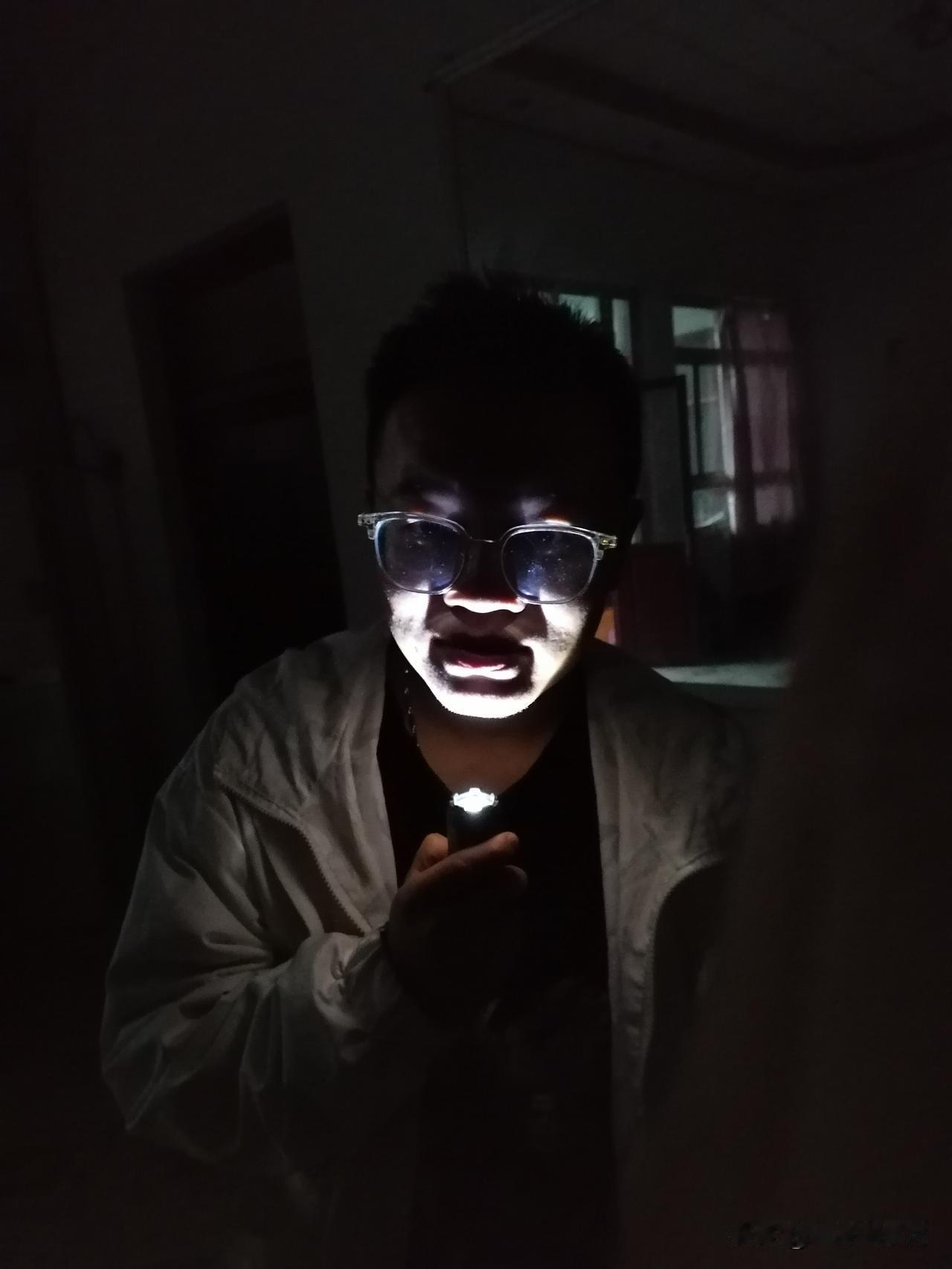 天黑了
但是停电了
只能玩恐怖游戏了