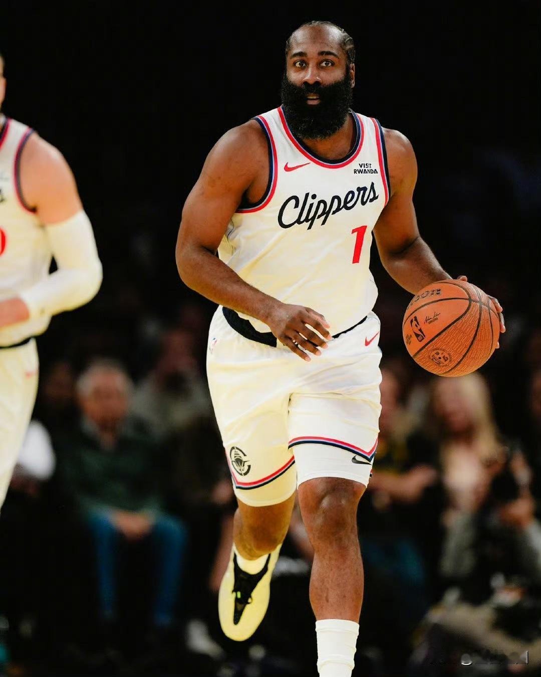 别看快船平时病殃殃的，那打起湖人来特别起劲[捂脸]东契奇单节狂砍24分，但是湖人