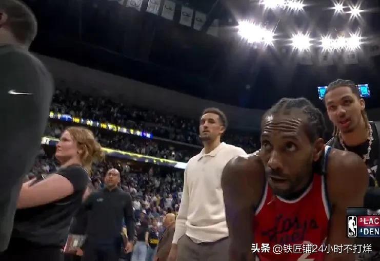 快船客场战胜掘金1比1,伦纳德全场拉满，准40分+关键抢断致胜！约基奇玩假摔，戈