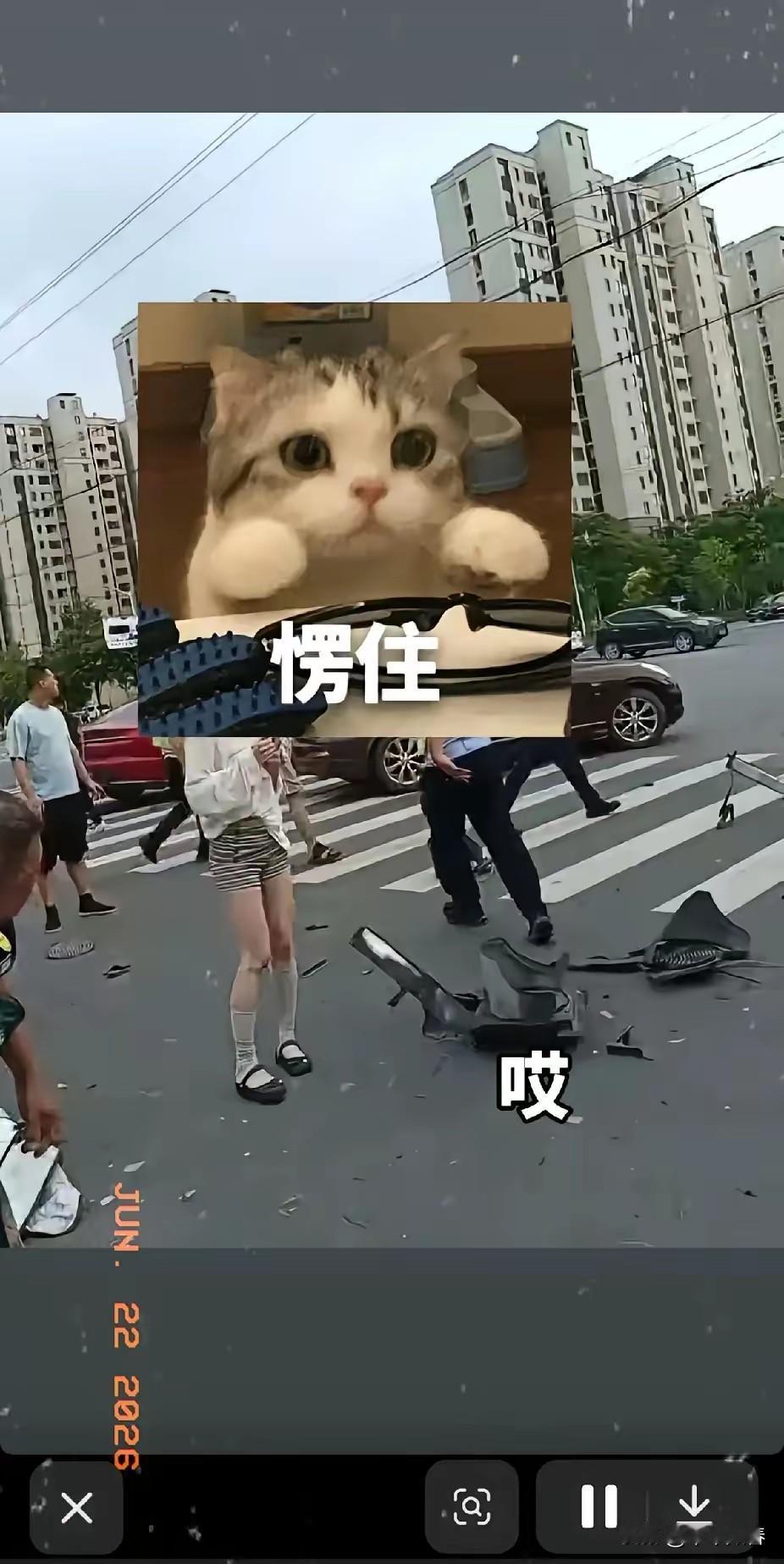 女子开车撞向正在等红绿灯左转的母亲和两个小孩，两小孩死亡，母亲还在抢救，最气人的