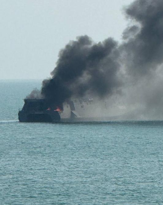 伊朗海军要成为一个历史名词了，伊朗双体隐身型导弹舰遭命中，发生大爆炸后沉没海底！