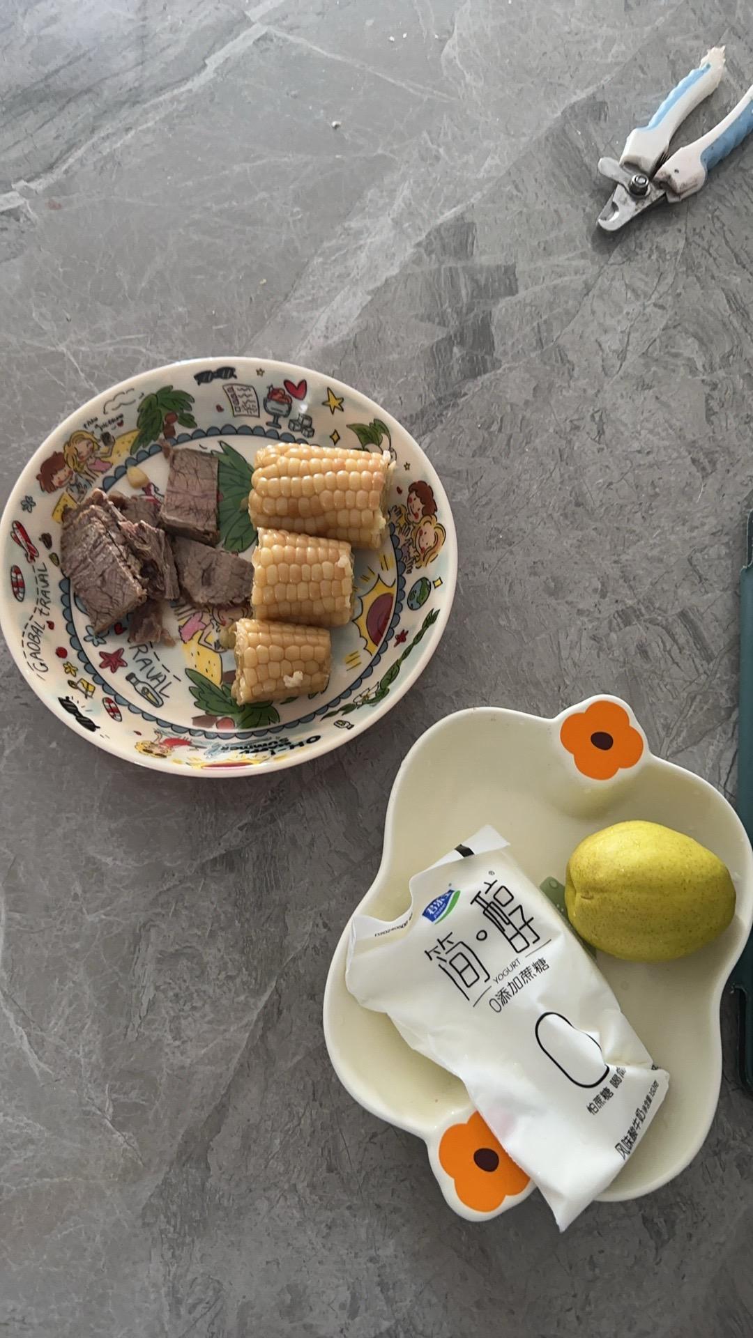 刷了个牙的时间，回来牛肉没了，吃的干干净净然后躲屋里边了，我真服了
