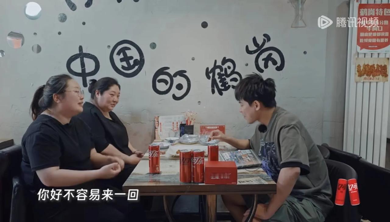 苏醒有多受欢迎，看看朋友请吃饭哈尔滨站，两个鹤岗大姐齐刷刷的看着苏醒吃肉！
大东