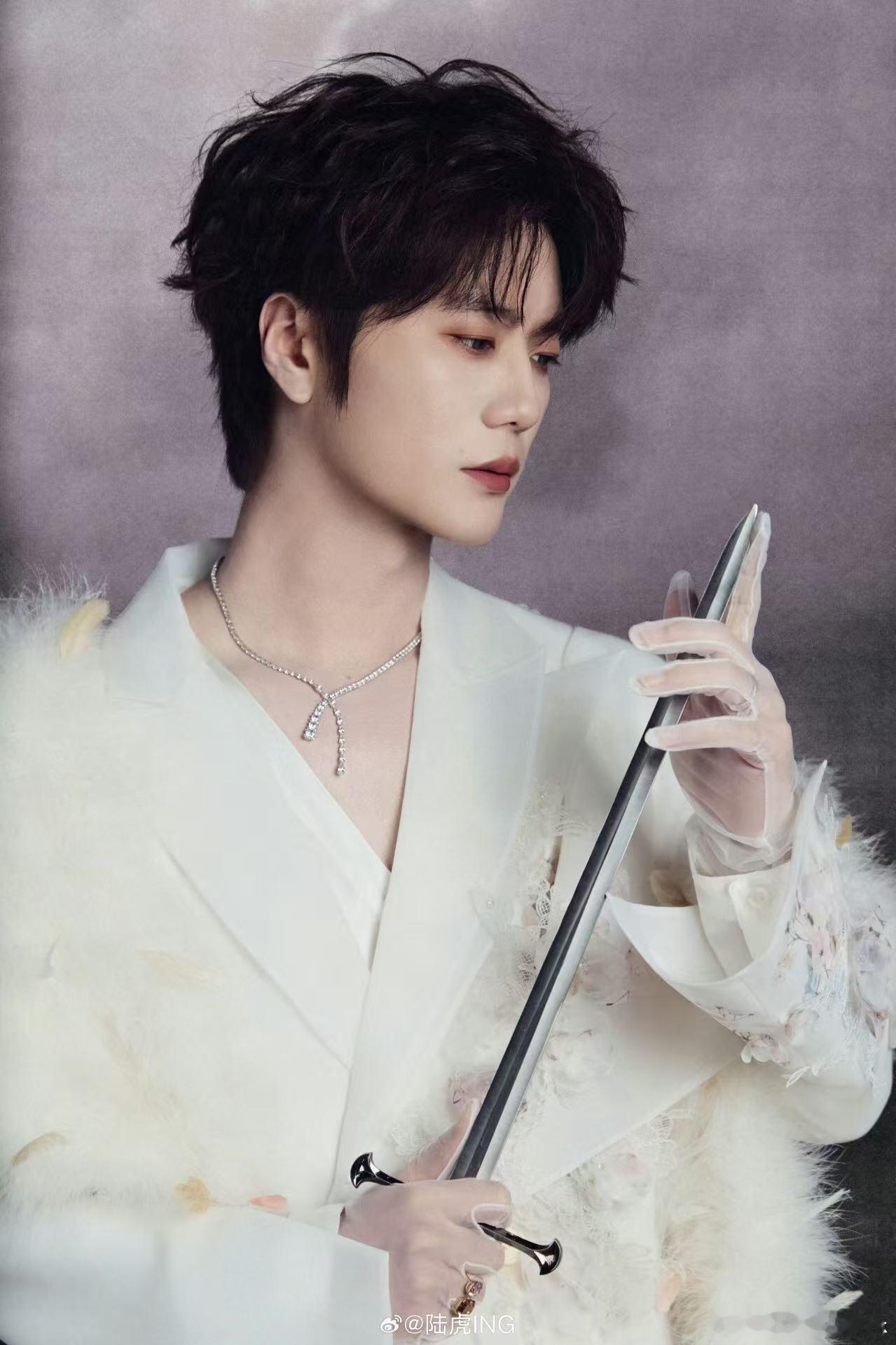 陆虎 一个有才的浪漫疯子 浪漫天赋拉满！跨年场唱原创《限时礼物》，烤肠换物料还不