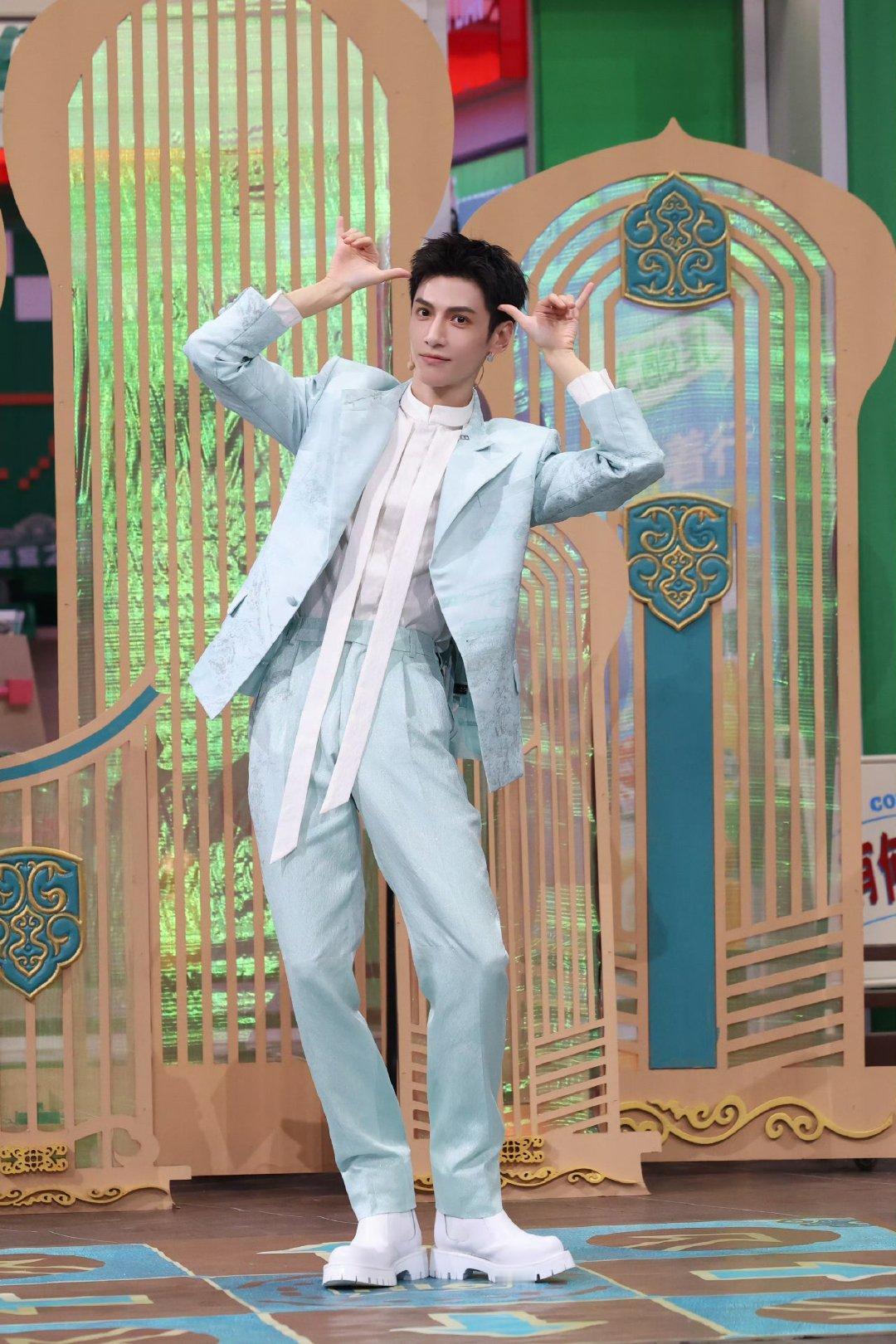 罗云熙清冷感穿搭罗云熙新图状态满分 罗云熙最近状态好好[打call] ​ ​​​