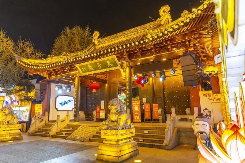 南京夫子庙武警人流中筑起人墙 2月14日晚，南京夫子庙秦淮灯会客流爆棚，19时实