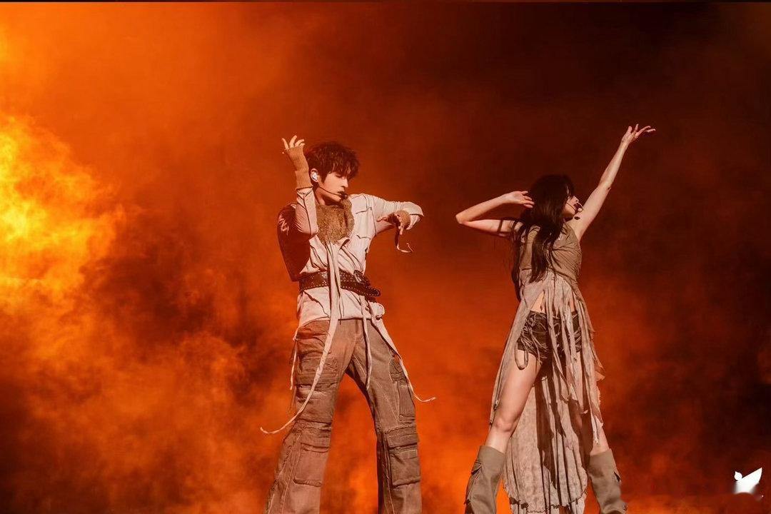 张远宝莲标准答案来了张远王霏霏宝莲 所有人起立！！都点开演唱会和王霏霏的合作舞台