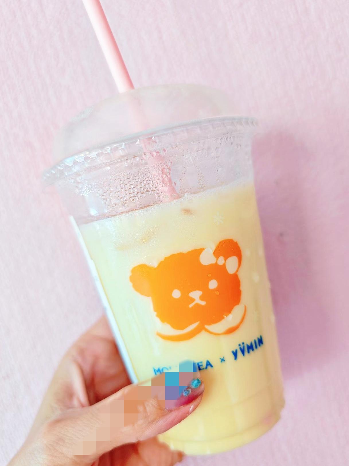 这“秋天里的第一杯奶茶”，开始时只是年轻人玩得一个梗，最终能够火爆起来，说明大家