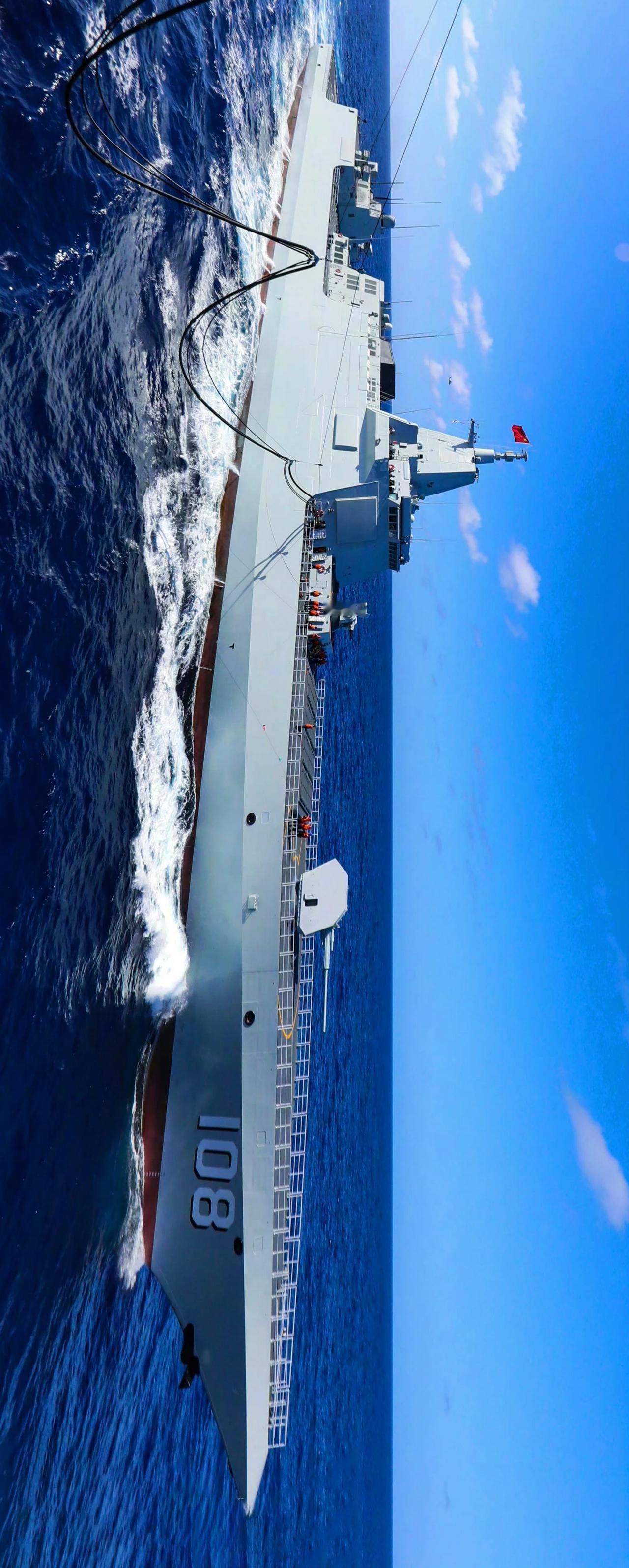 中国🇨🇳人民海军055万吨大驱咸阳舰进行海上补给专业训练，高颜值。
该舰隶属