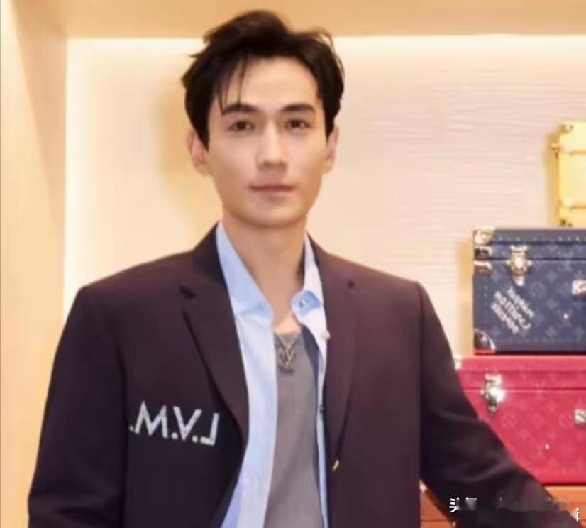 人民日报出手！LV风波升级“幕后推手”被扒，王楚钦、刘亦菲沦陷一朵花，值1030