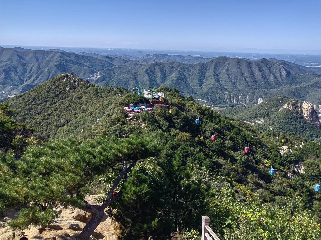 登上盘山望神州，
祖国万里披锦绣。
丽日晴空天朗朗，
古往今来思悠悠。
历史长河