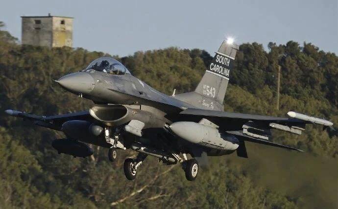 2月22日，据美国媒体报道，昨天，美军又向中东部署许多架F一16CJ战斗机，在机