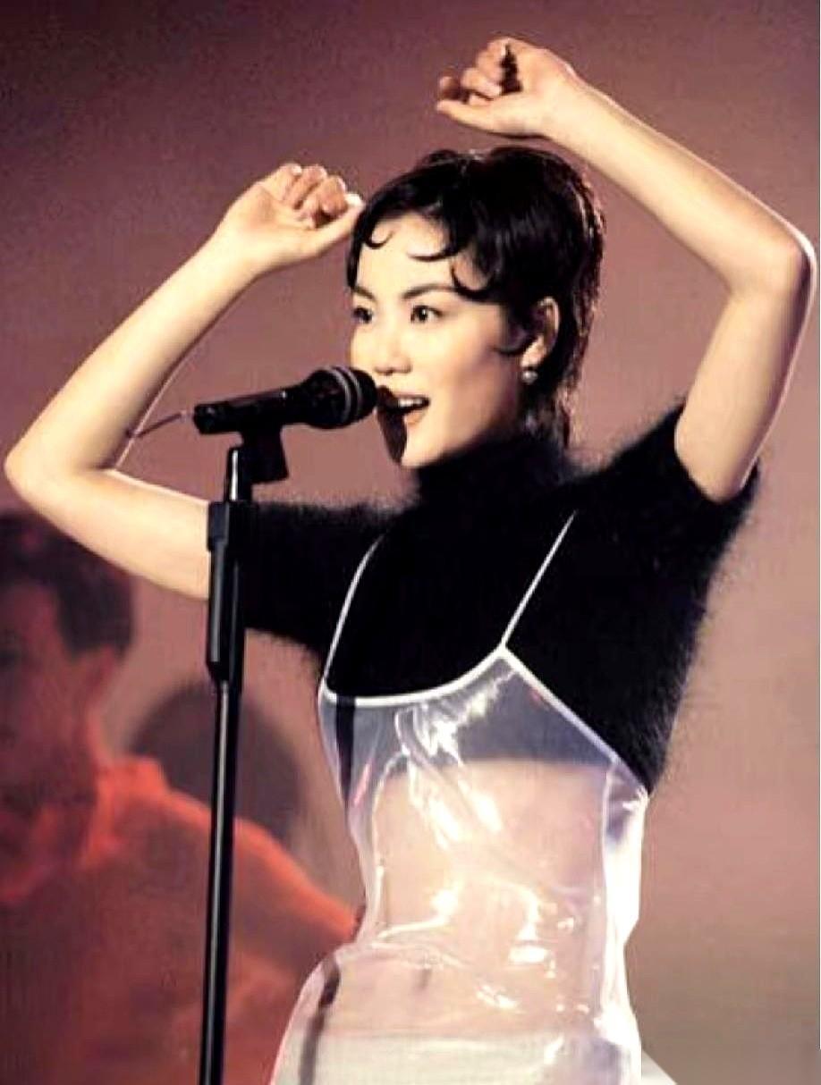 25岁的王菲，穿着一身湿淋淋的透明装就上台了。
放现在，这得上多少个热搜啊。
但