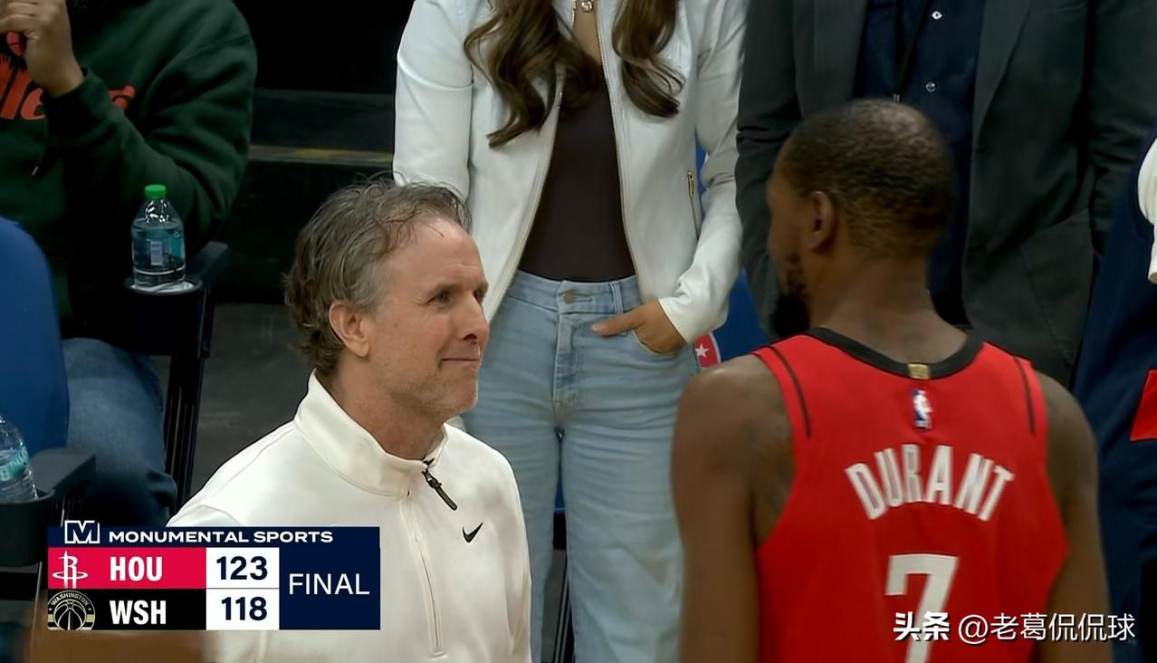 奇才主帅基夫真是太欣赏杜兰特了！在今天火箭客场以123：118战胜奇才的赛后，杜