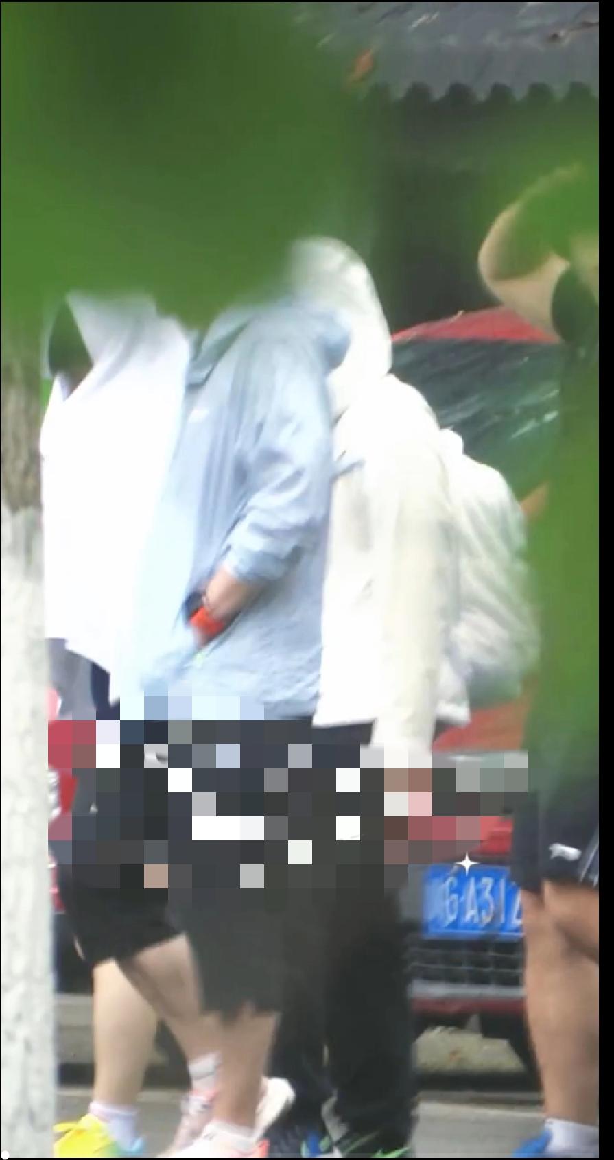 雨天的奔赴，都是为了伦敦的星光✨
 
刷到国乒成都封训的路透，一下子就认出了裹着