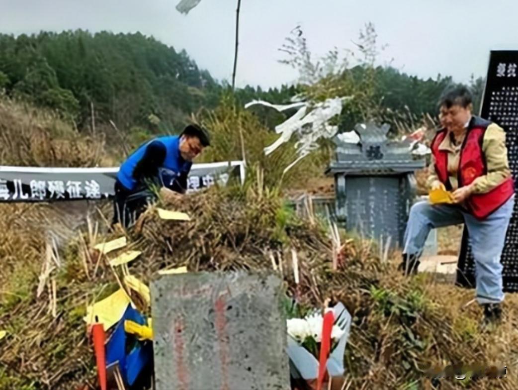 [微笑]贵阳一女子去深山给母亲扫墓，谁料在附近看到了一个孤坟，出于尊重他将孤坟也