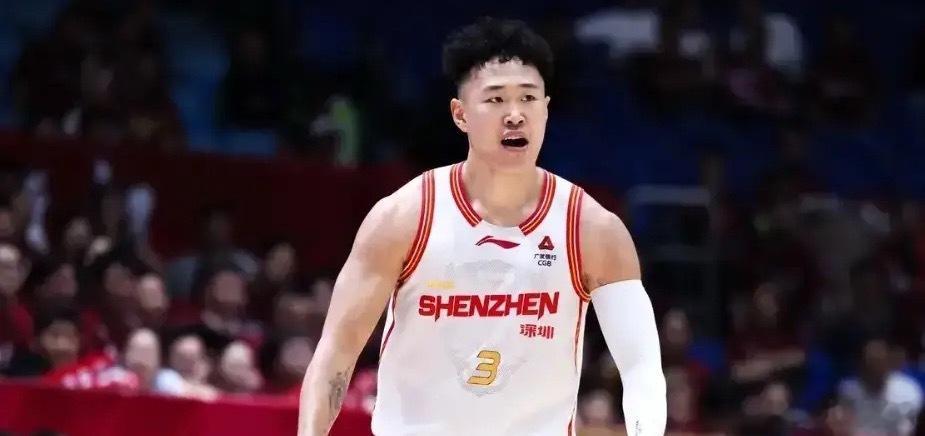广厦队今晚必定输给深圳队，原因有三1、胡金秋虽然没有严重受伤，但是膝盖那里看着弯