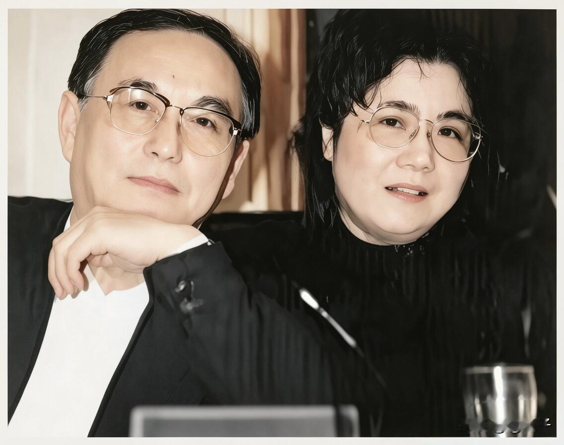 王菲的父母王佑林与夏桂影，人到中年的夫妇二人，气质出众。特别是王父文质彬彬、气宇