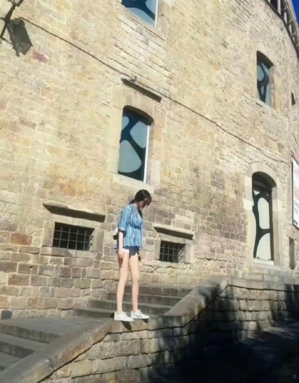 不知道 迪丽热巴的身材很曼妙迪丽热巴这腰臀比这盛世美颜简直是妈咪级别 