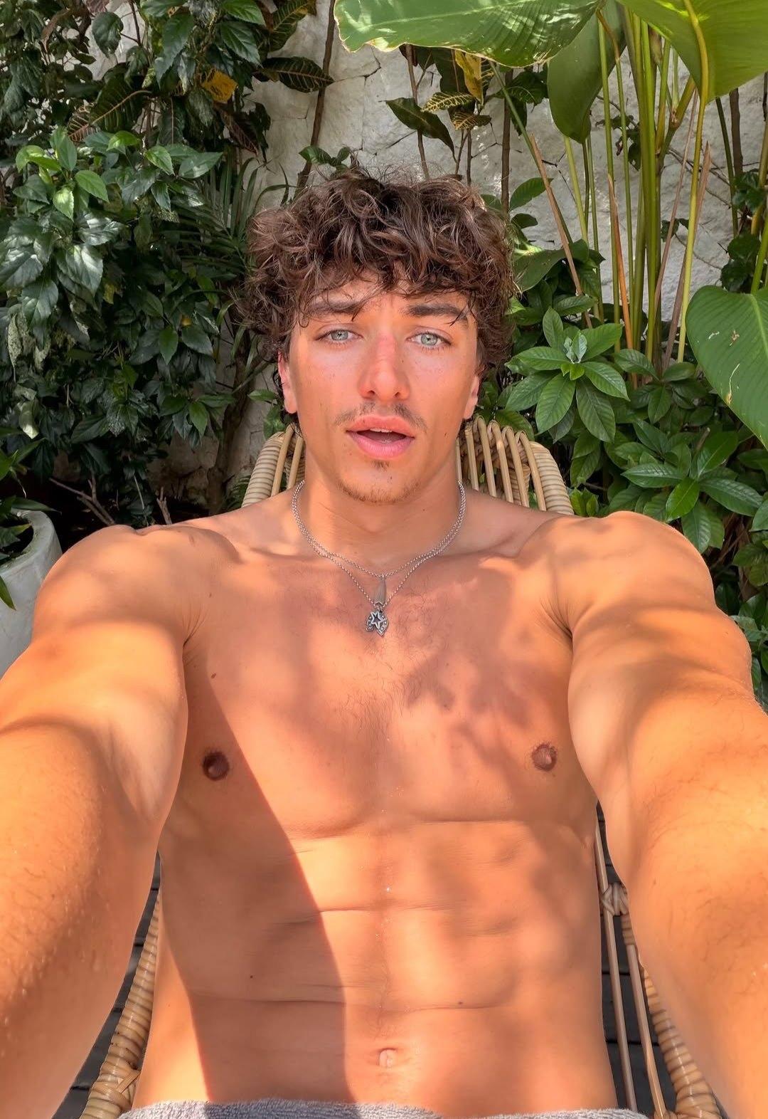 Gavin Casalegno最新自拍又变帅了！那张随手一拍的自拍一出来，直接把