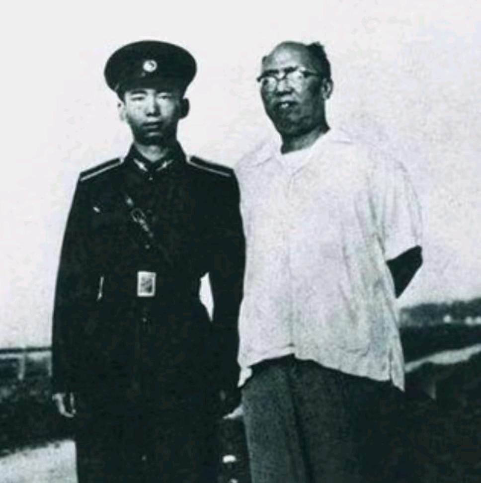 1955年，志愿军第16军军长刚刚回国，关系挂靠在南京军区机关食堂。住处就一张折