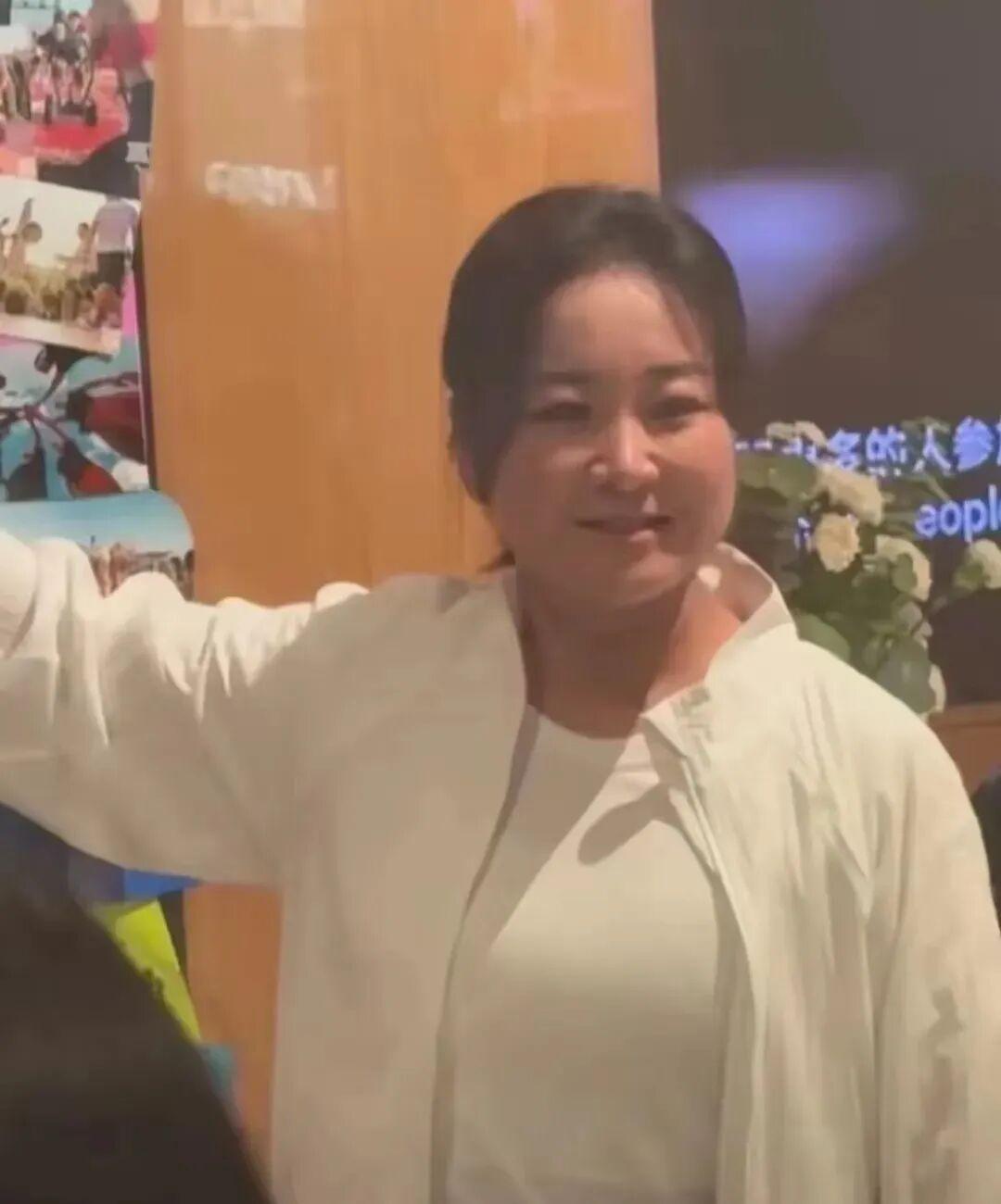 你们熟悉的那个贾玲，又回来了。

这身材，目测已经恢复到180斤了吧？

所以说