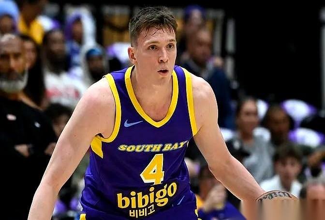 湖人队更衣室里，突然多了两件新球衣。
科比-巴夫金，多尔顿-克内克特，俩人刚接到