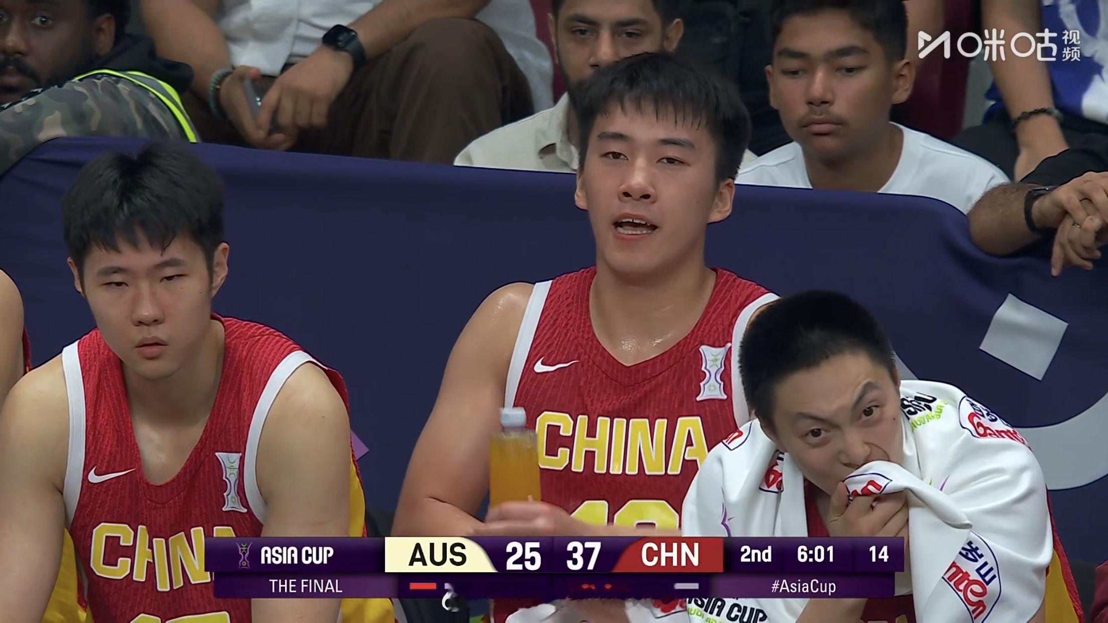 中国男篮在国际赛场上已经多久没有这样的球员了？！！还要怎么夸… 太强了！王俊杰！