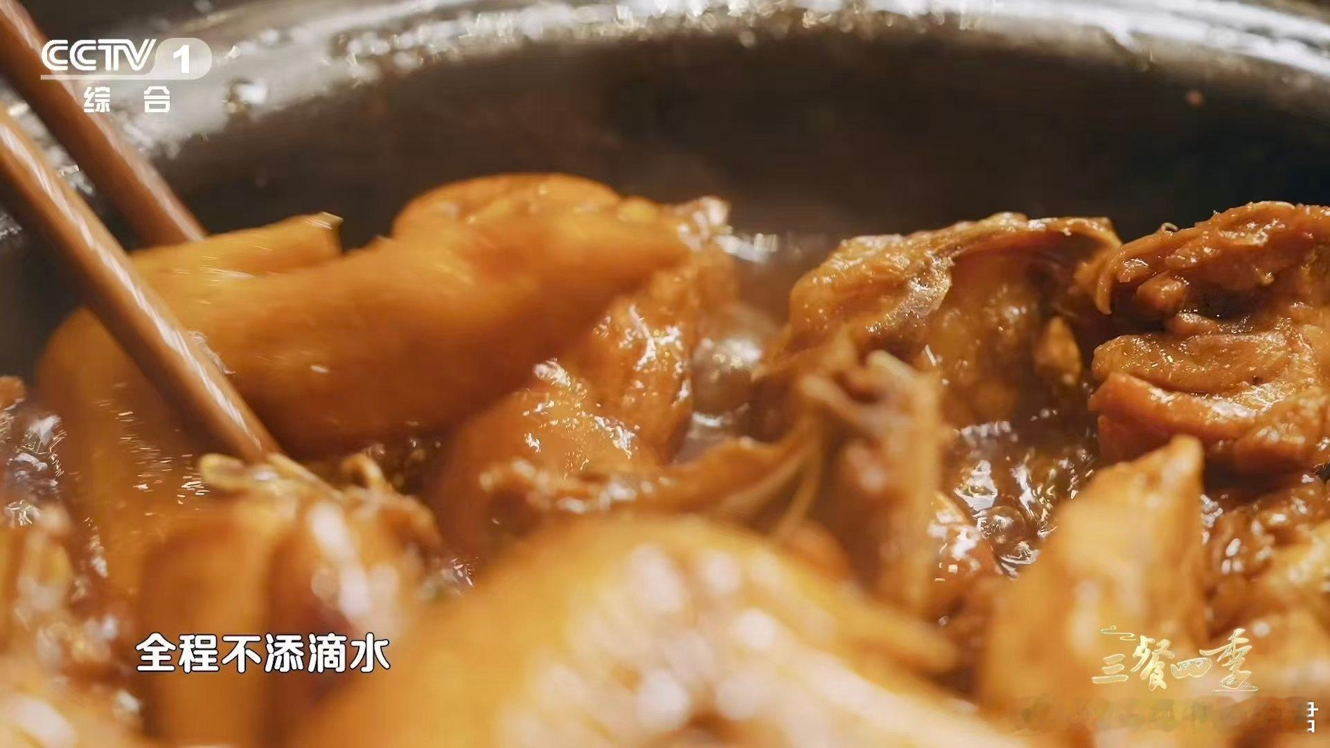 三杯鸡有哪三杯三杯鸡原来是江西菜 三杯：米酒去腥提鲜，酱油上色定味，茶油增香锁嫩