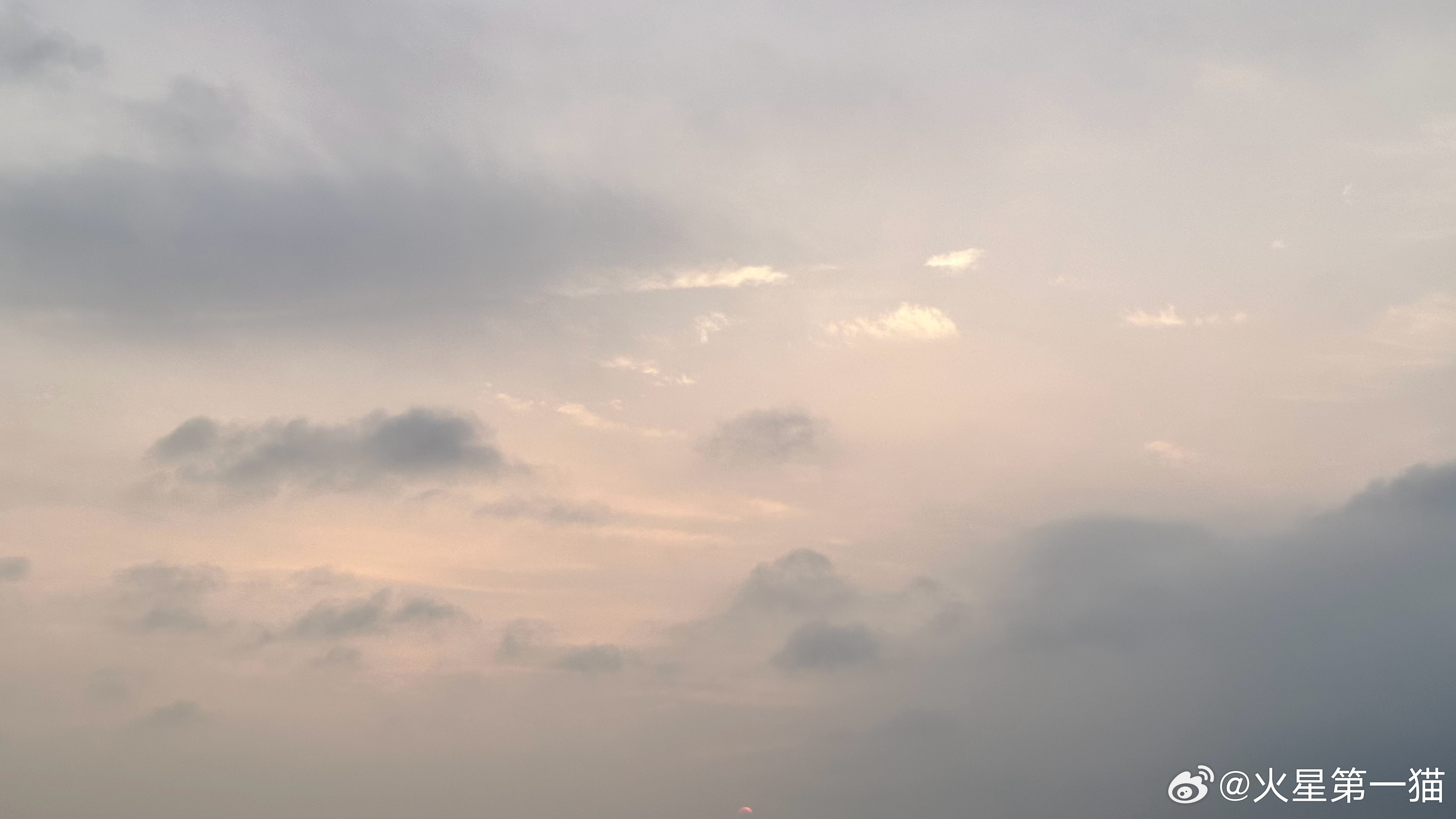 5:28 晓色催晨至，清风伴人行。与火星第一猫一起早起看日出