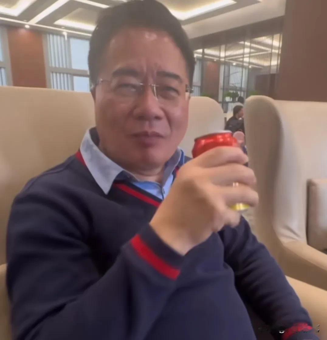 台湾名嘴蔡正元拿到华为三折叠手机了，近日来上海录影节目，透露称他托朋友帮他买到了