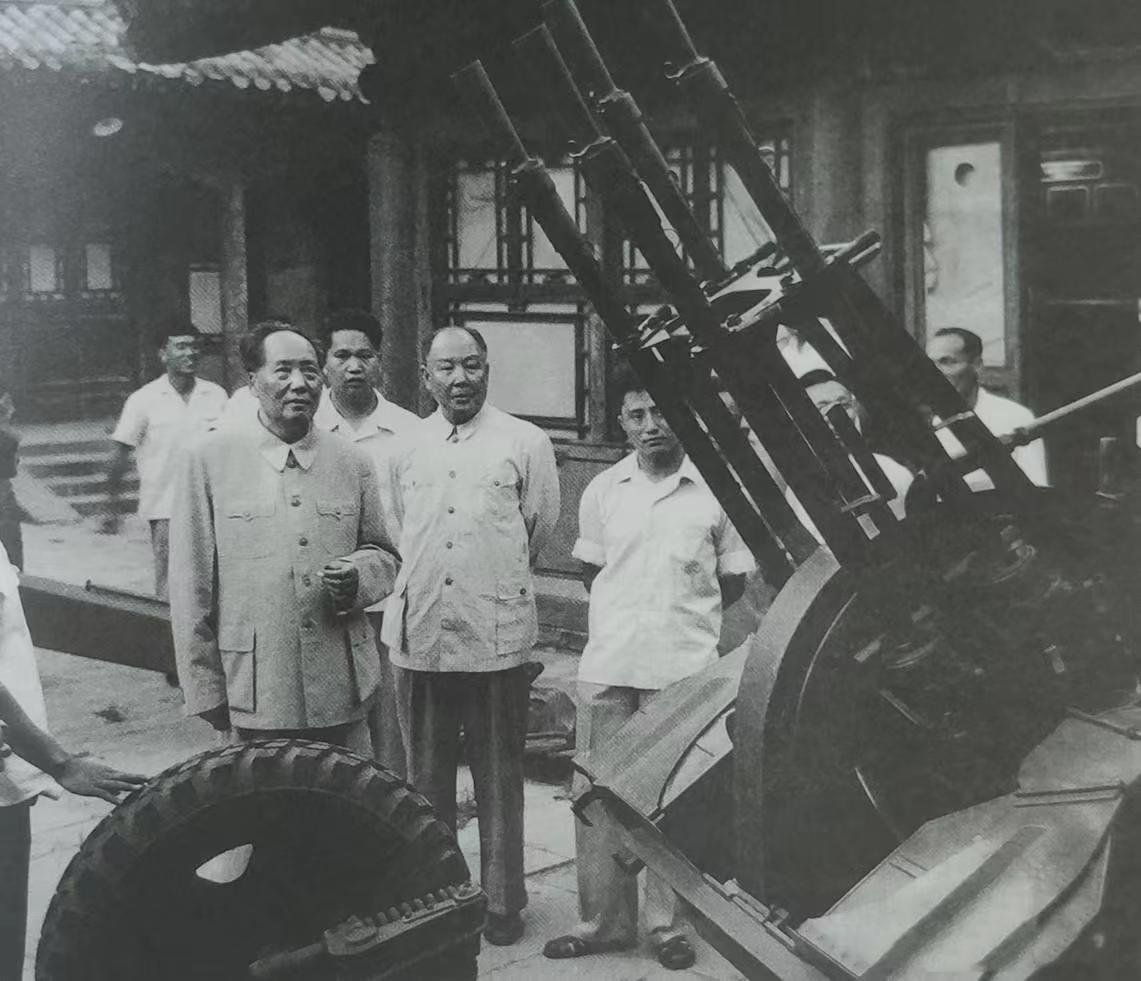1958年，中南海内，气氛庄重而又透着别样的炽热，毛主席站在我国自主研发的武器前