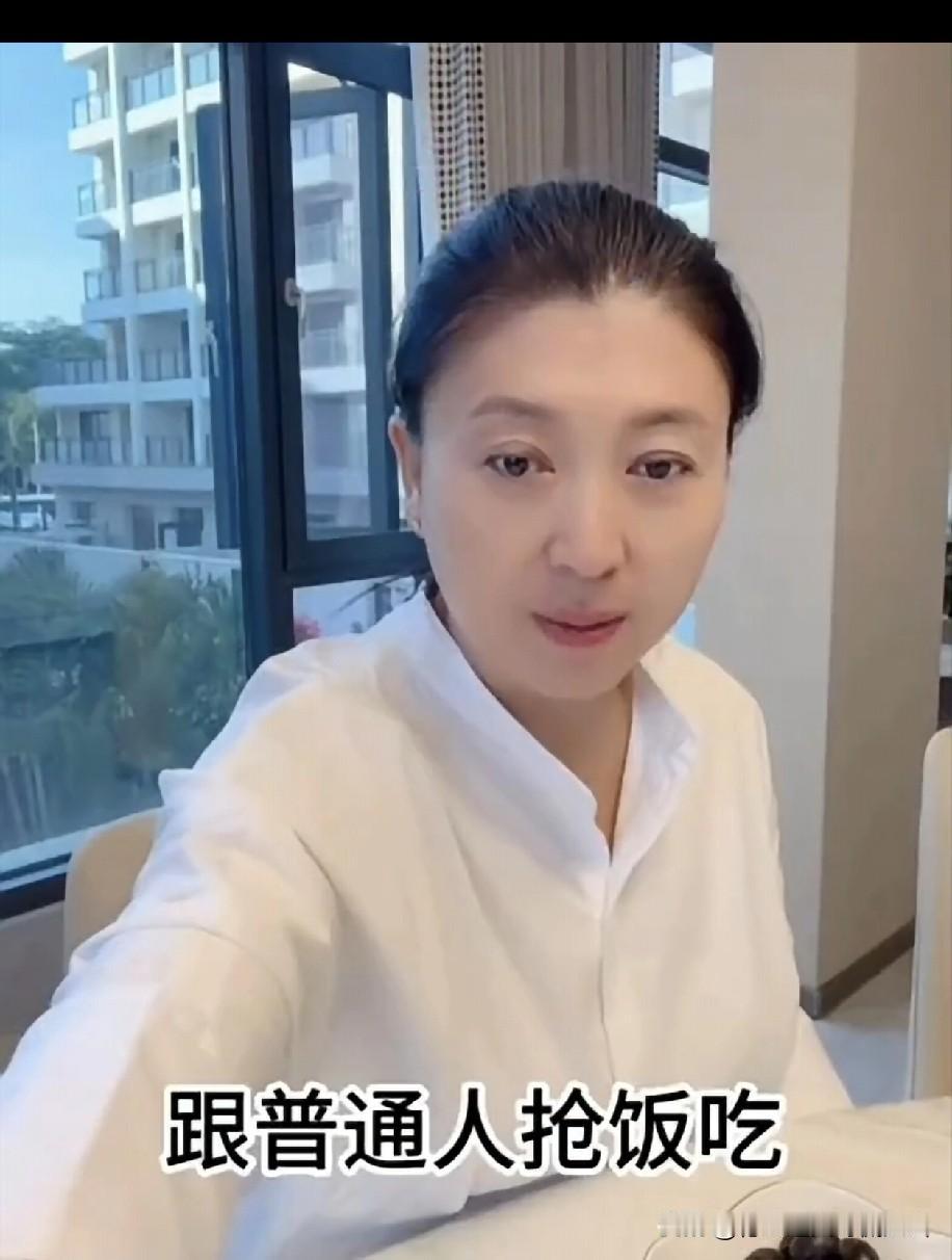 闫学晶怒怼“抢饭吃”质疑，一句话噎得对方没话说！有人在闫学晶直播间酸：“你一个大