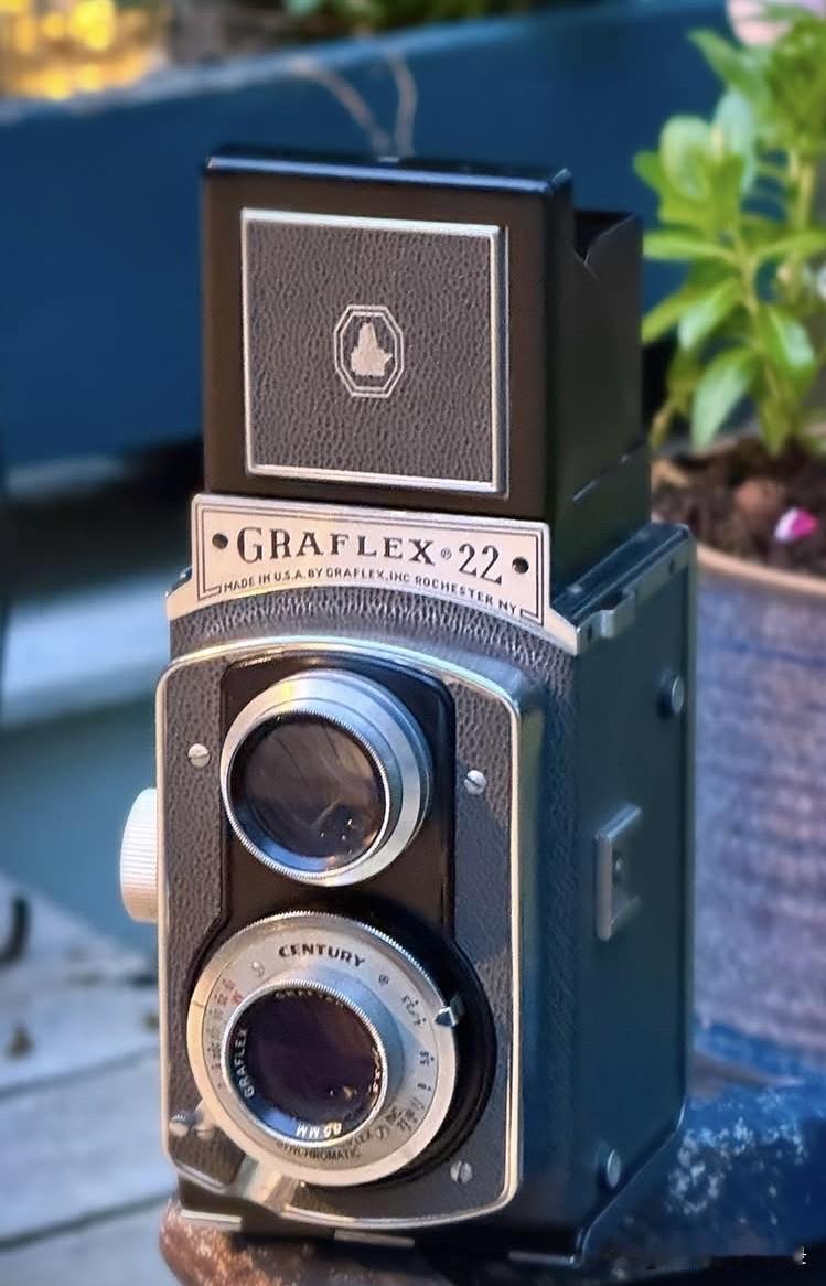 美国制造的Graflex 22双反相机。


Graflex 22原本是美国Ci