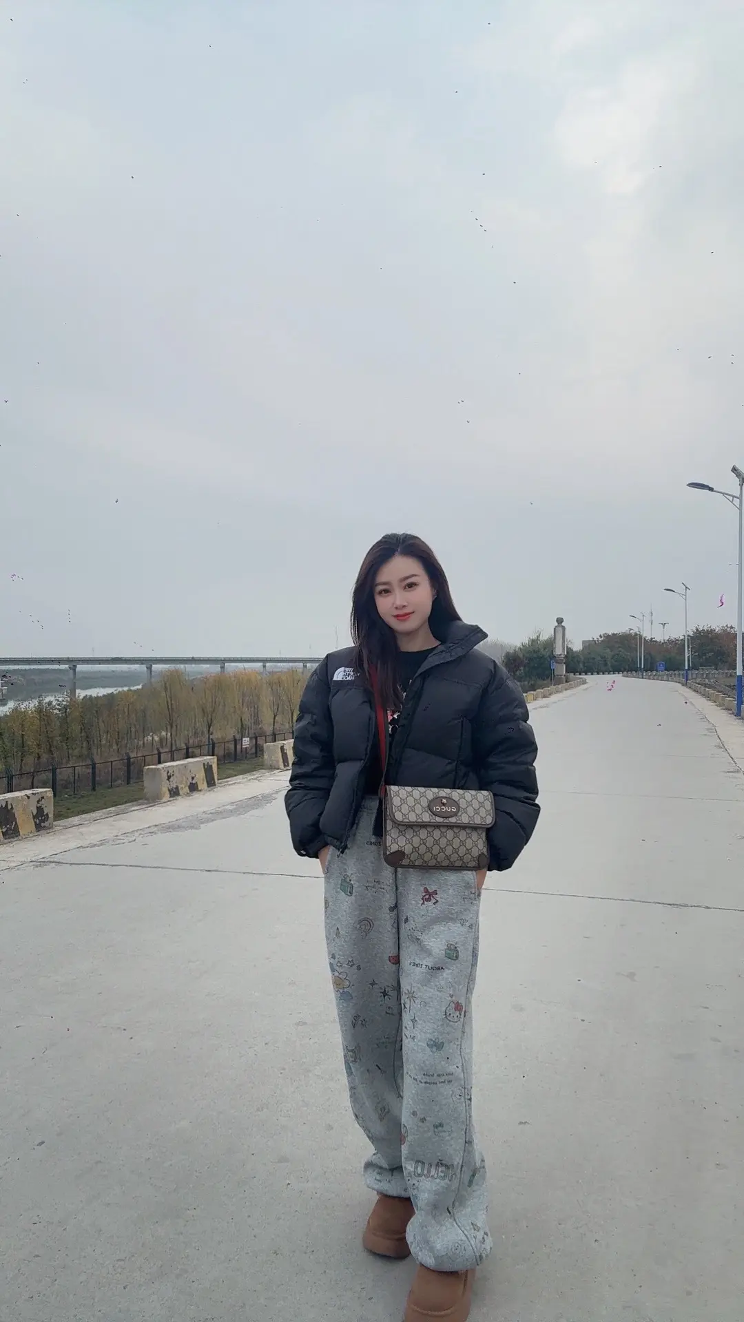 樱花树下站谁都美 你的爱给谁都热烈 不是他好 是你好 从不后悔对任何一...