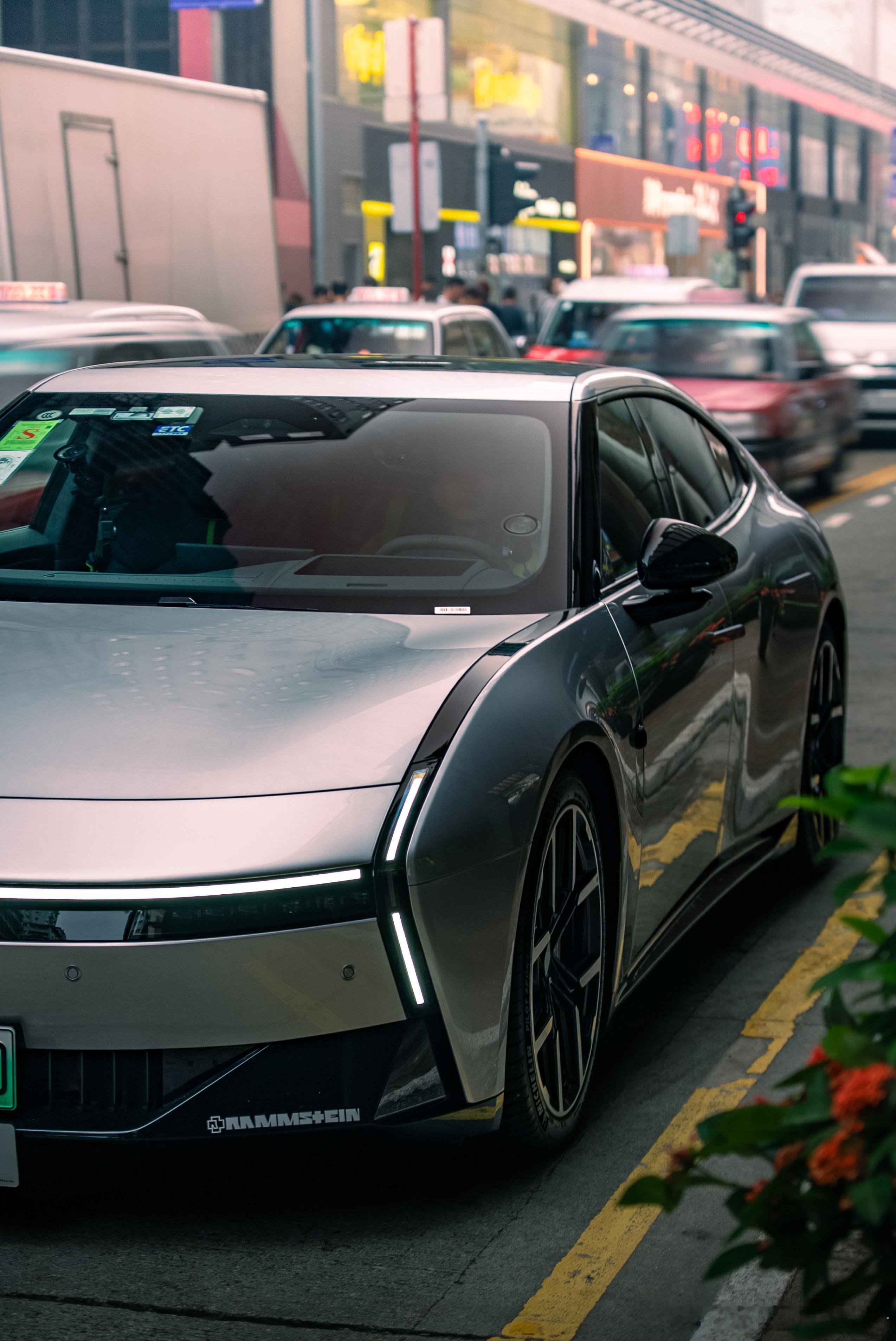 小鹏P7首次亮相香港街头快看！香港街头迎来新“潮物”——全新小鹏P7首次亮相。未