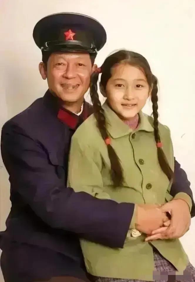 她还真是从小到大没什么变化呢！

怪不得大家都说，现在的她明明是肤白貌美大长腿，