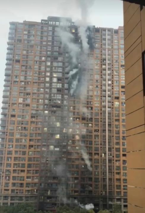 那天晚上我正窝在沙发里边啃薯片边刷手机，手指划拉屏幕时突然弹出一条推送南京某个小