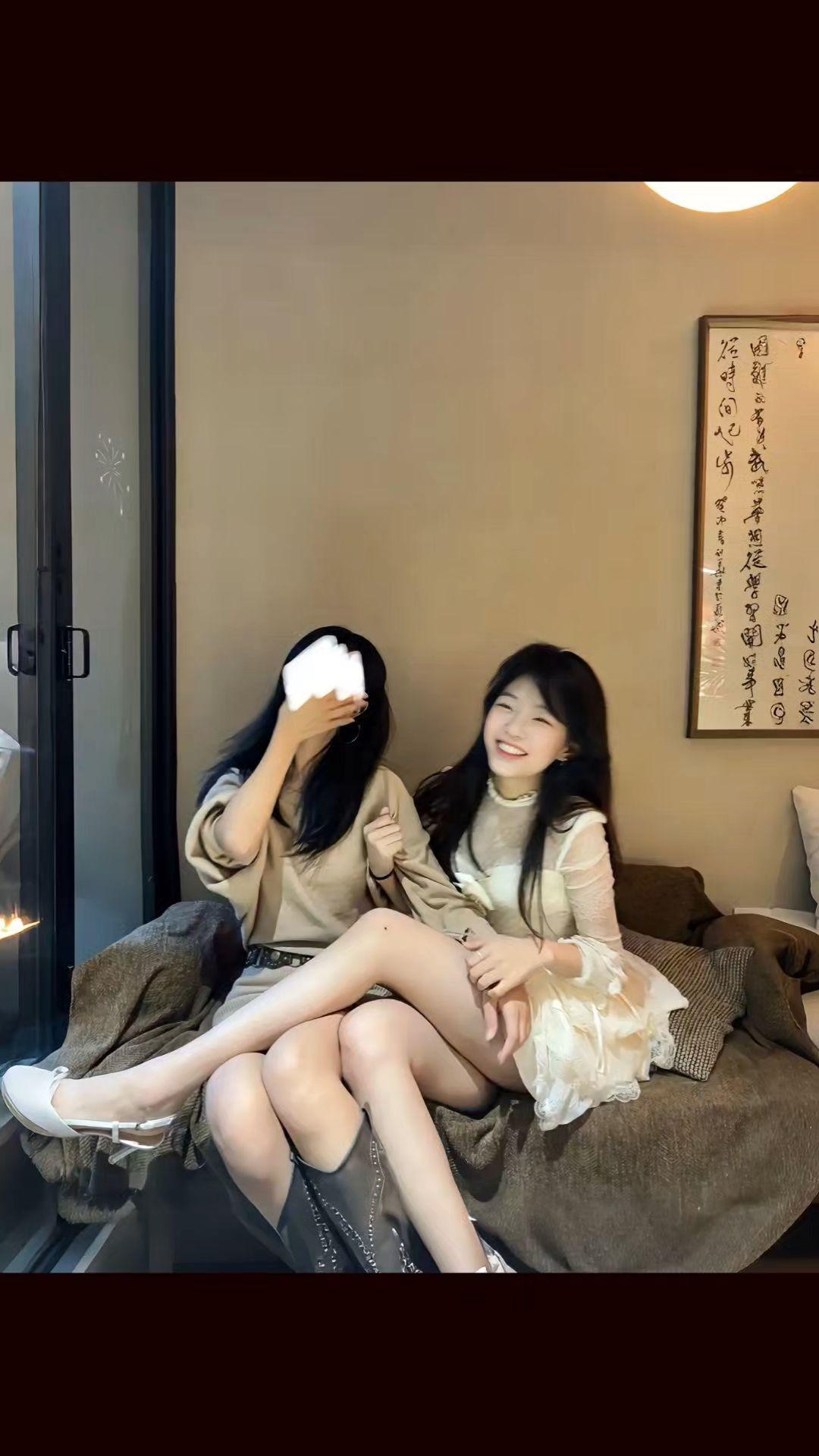 她的牙齿很整齐 笑起来也很可爱