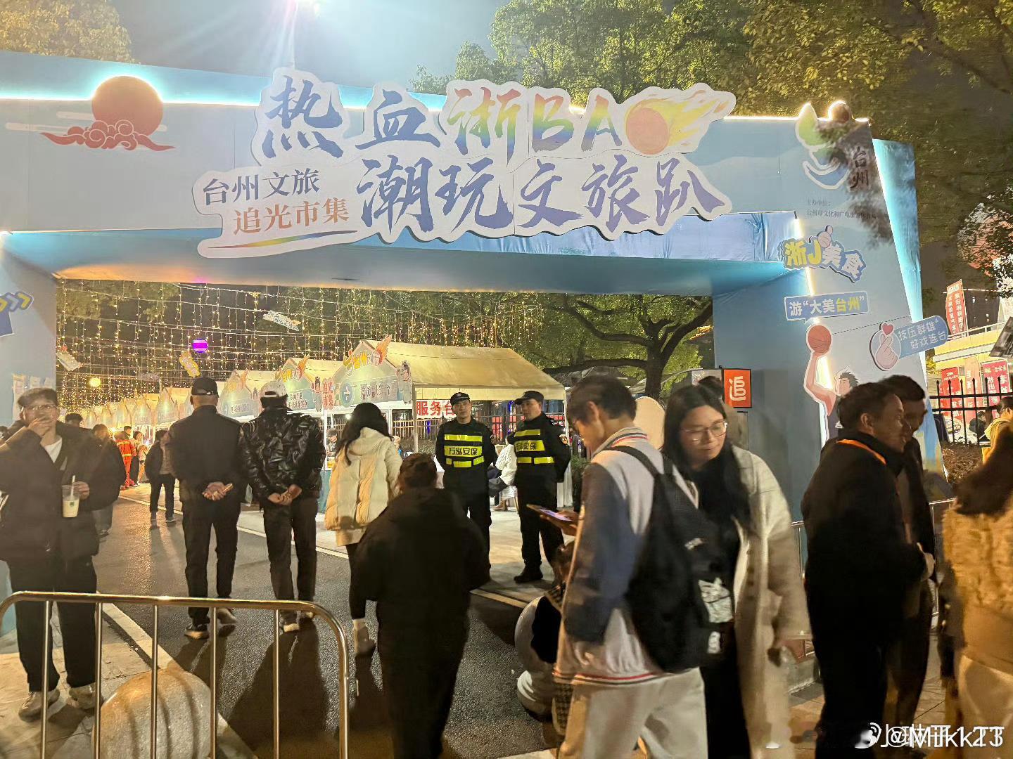 在台州浙个市集为篮球呐喊被烟火治愈 浙BA八强赛台州对战富阳燃爆全场！馆内呐喊震