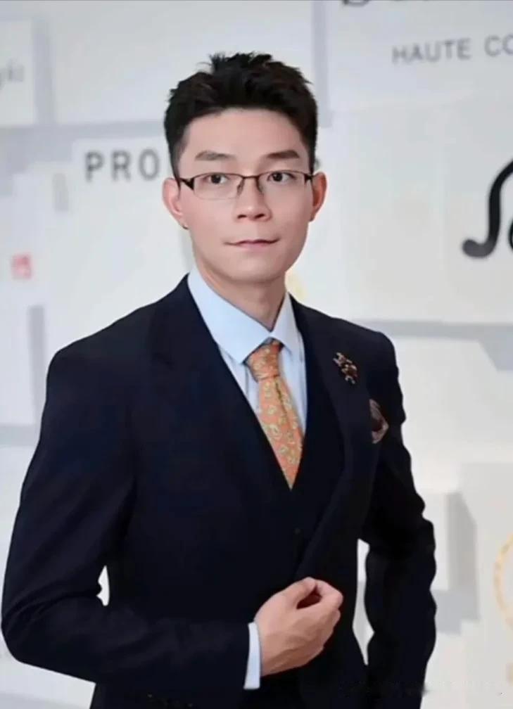 唐尚珺这个人一把好牌打的稀烂，他14年考上了西南政法大学，那个时候如果直接去读，