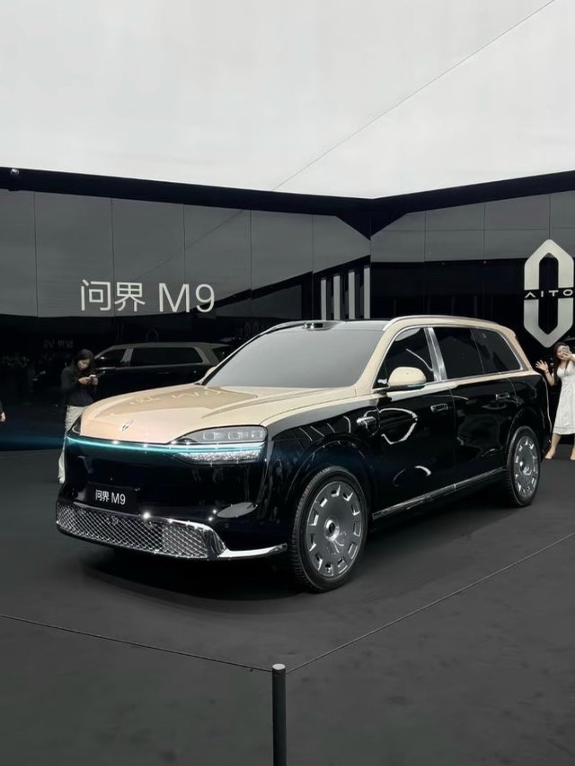 问界M9车主下战书，底气全在华为ADS上。要比智驾，国内能上桌的就华为和小鹏。小