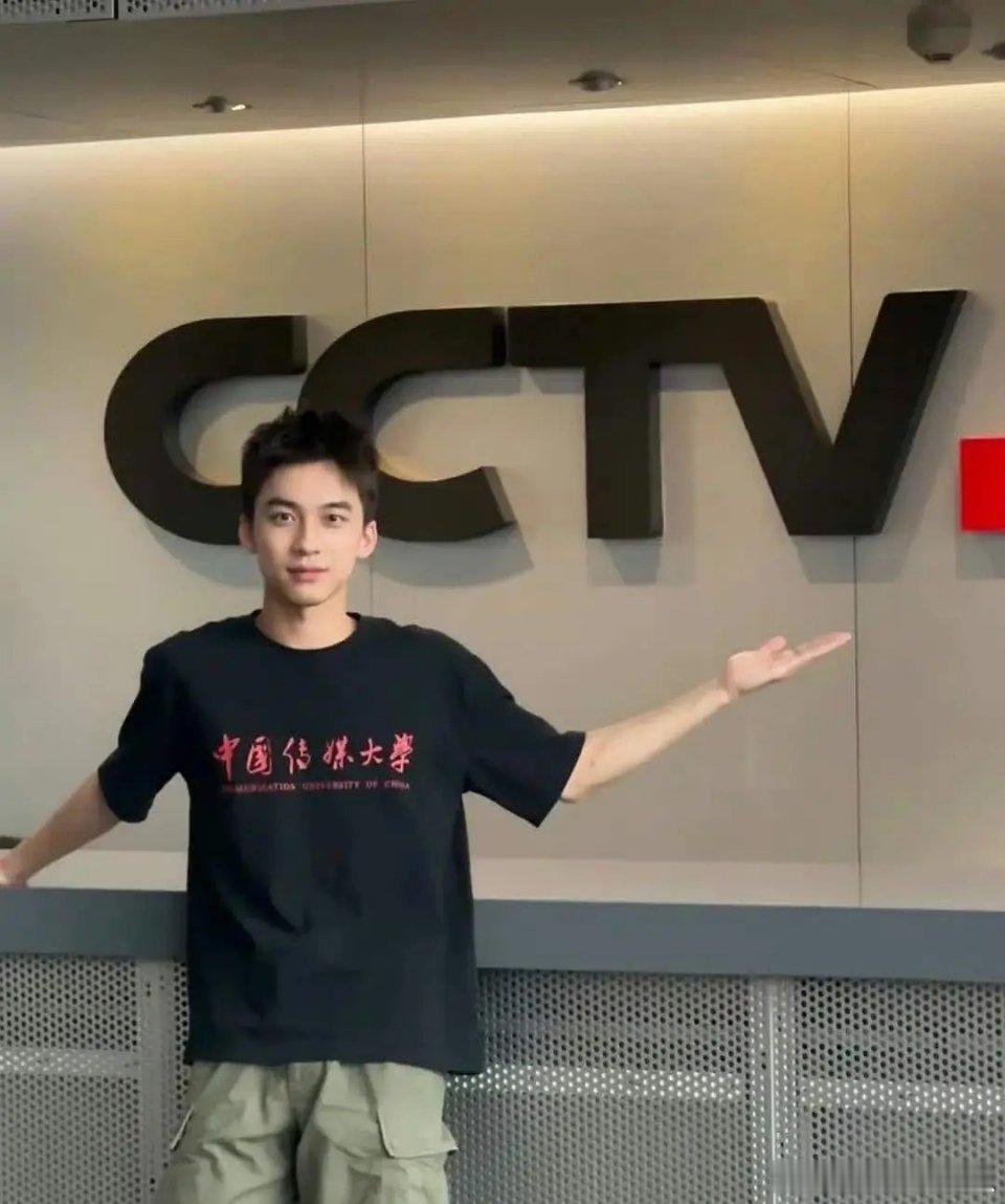 感觉于正签约的这个男生好像有点儿陈星旭的意思 ​​​