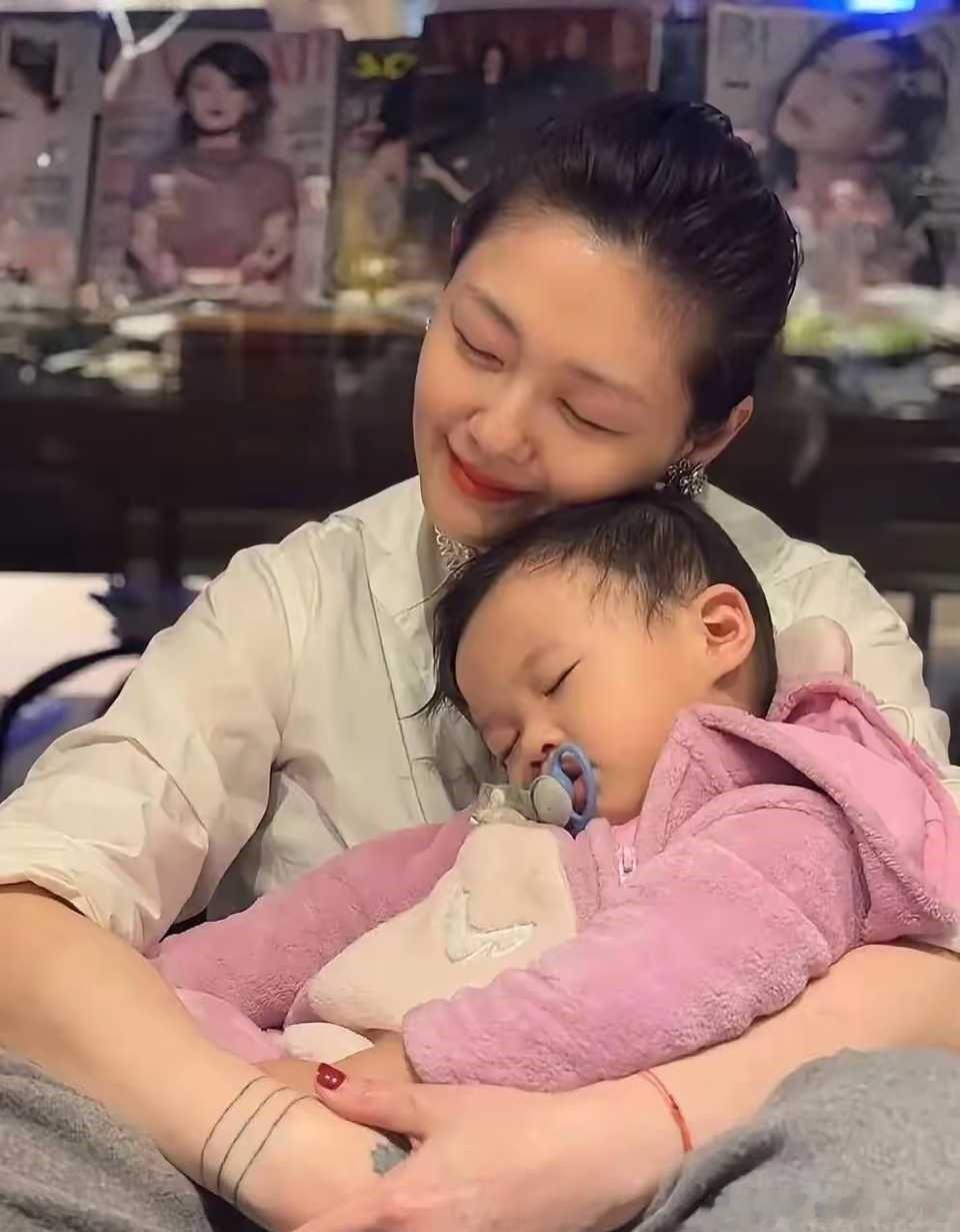 大S爱孩子。爱自己的孩子，也爱姐姐妹妹的孩子、朋友的孩子、陌生人的孩子。 ​​​