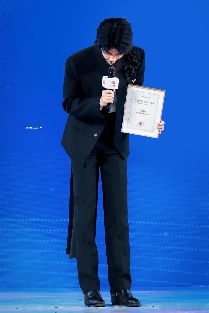 张凌赫我没腿毛张凌赫也来宿舍做客了！预告就把我帅懵了！这么高这么帅的张凌赫居然对