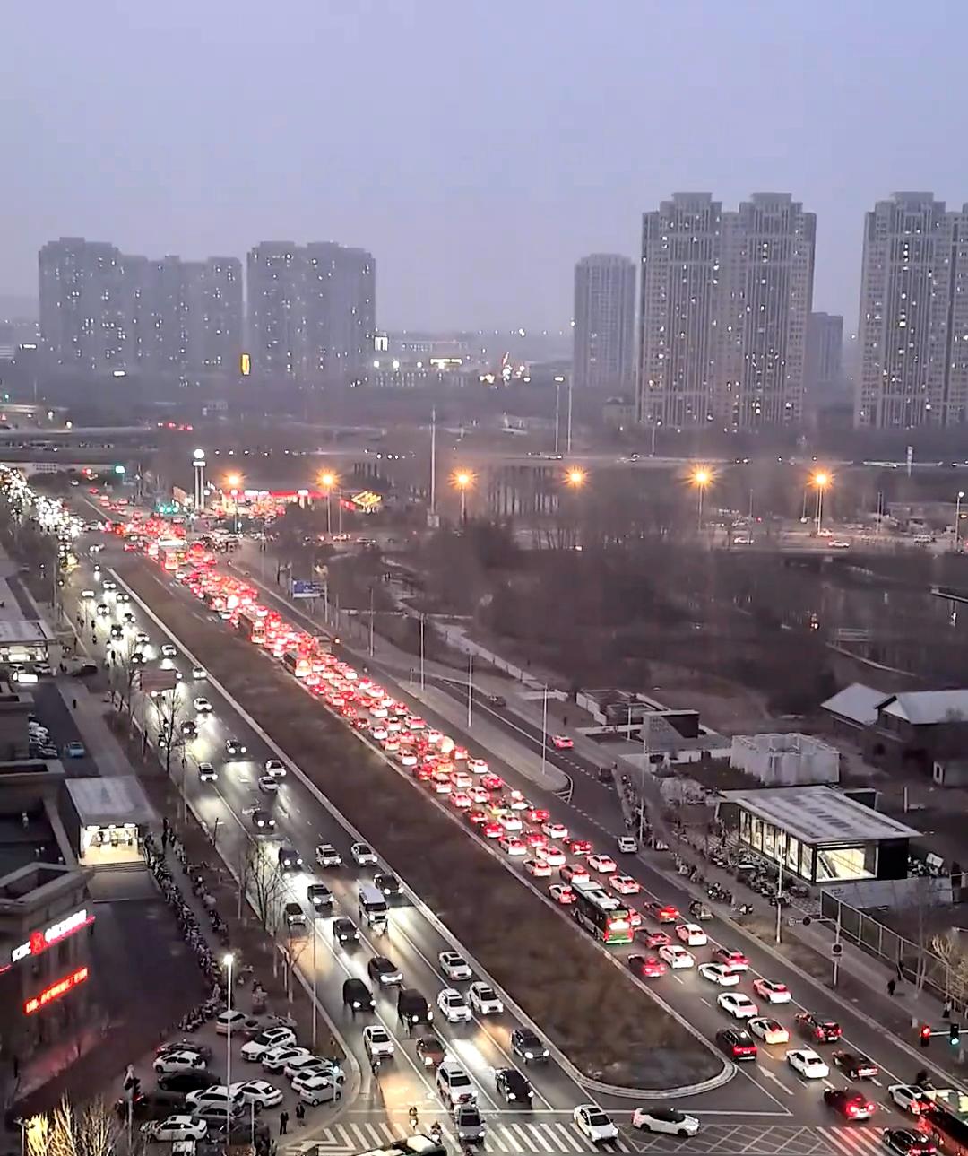 油价上调堵车

本想去加油来着，看这情况瞬间不想去了。前天我去加满了还被人骂，说