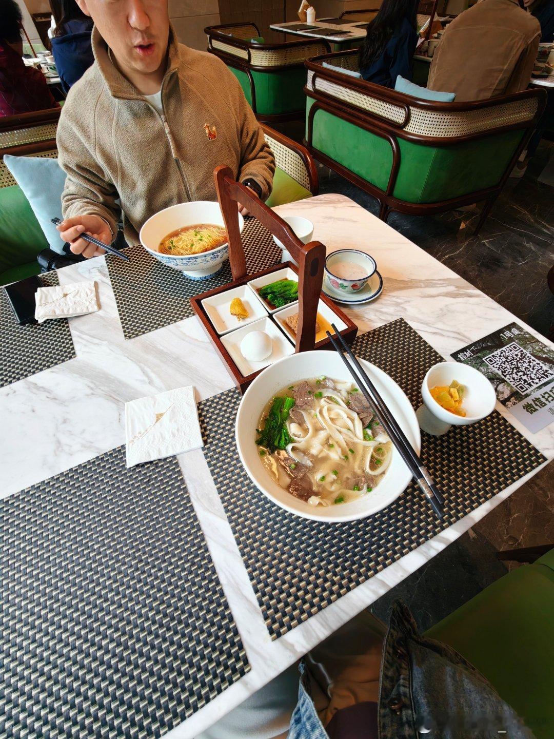 凭什么我49一碗的面就只有一碗面而你39一碗的面还有额外的一套苏式点心瞧不起我们