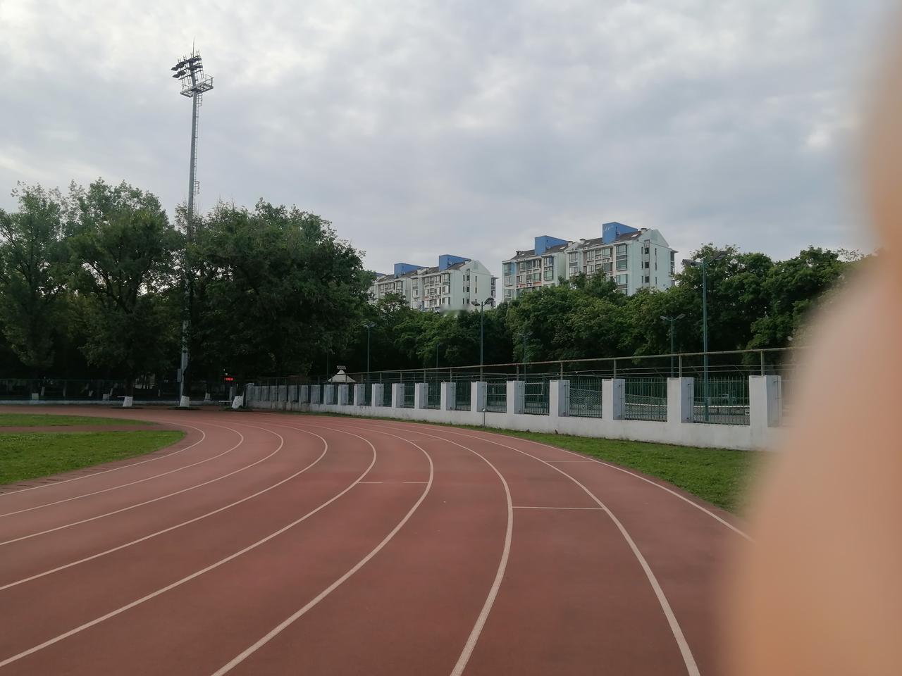 发扬传统从今天开始6点钟出门，直奔操场快步走，打八段锦拉筋练眼，东南眼科医院的医
