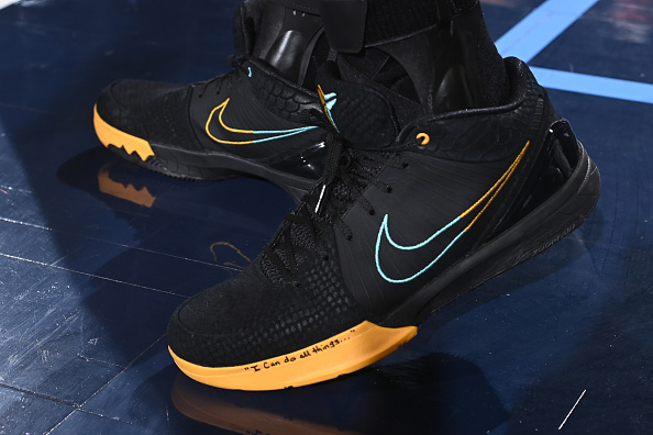 库里对阵快船比赛上脚的Kobe 4 