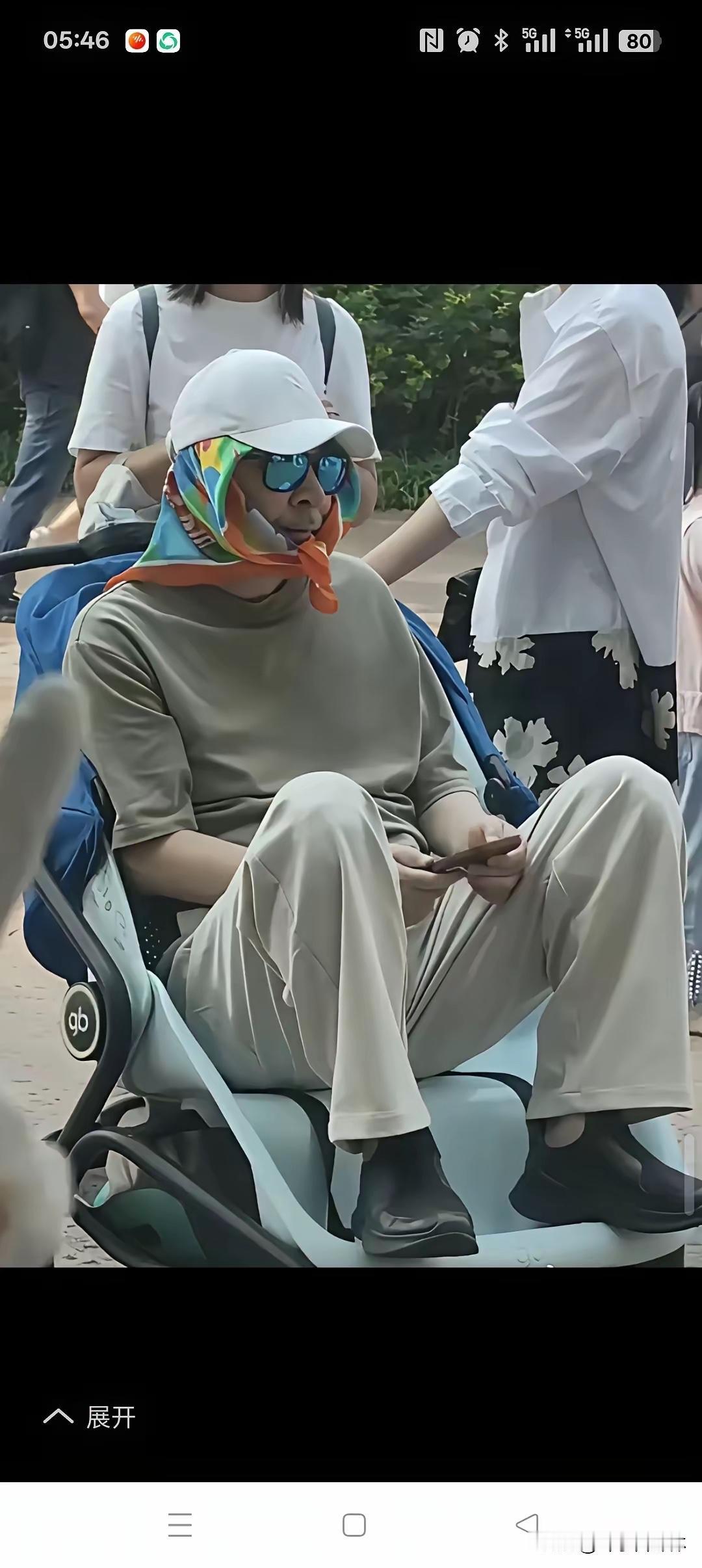 坐在婴儿车上的陈建斌，
把自己包裹的严严实实。
他究竟是怕见风，
还是怕见人？